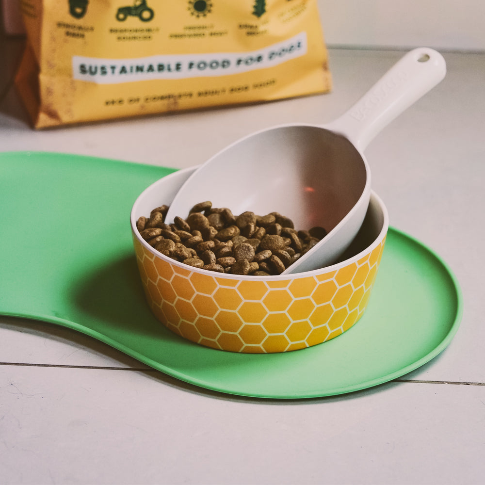 BECO non-slip placemat with raised edges and printed bamboo bowl in honeycomb